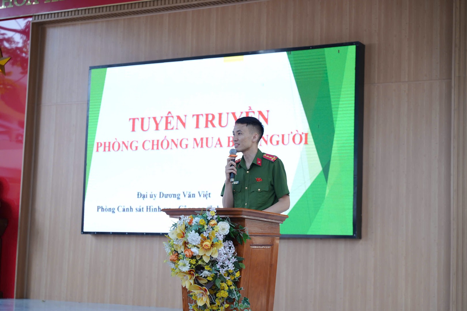 Ảnh 1. Cán bộ Công an tỉnh trình bày nội dung tuyên truyền tại chương trình.jpg