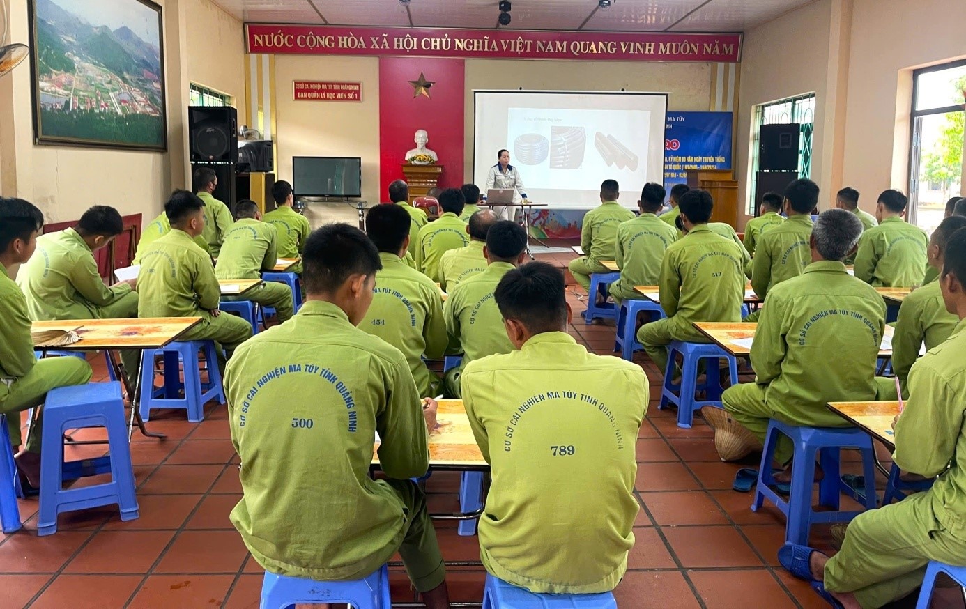 Ảnh 1 Lớp học nghề điện - nước với 35 người cai nghiện đang tham gia học tập..jpg