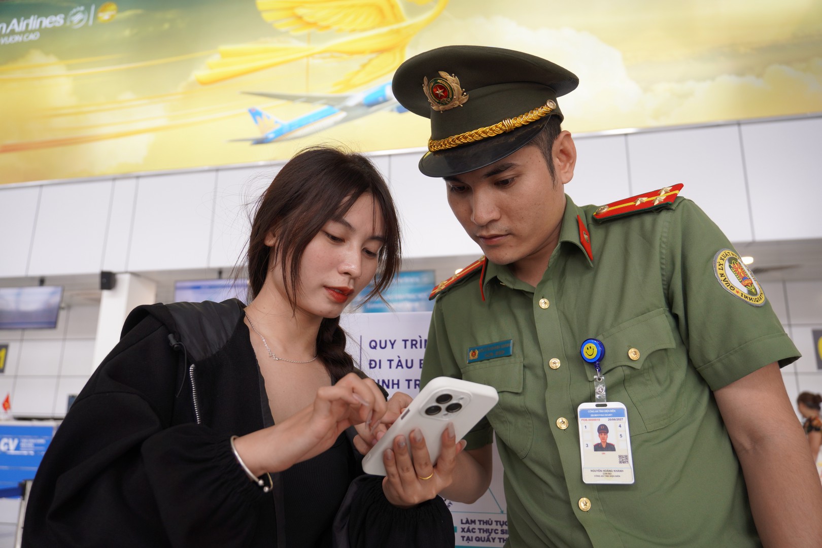 Lực lượng Công an, an ninh hàng không hướng dẫn hành khác sử dụng VNeID để mua vé và check-in online (2).JPG