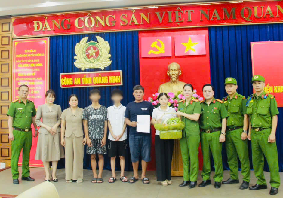Ảnh Gia đình 2 cháu bày tỏ sự cảm ơn đối với đơn vị.jpg