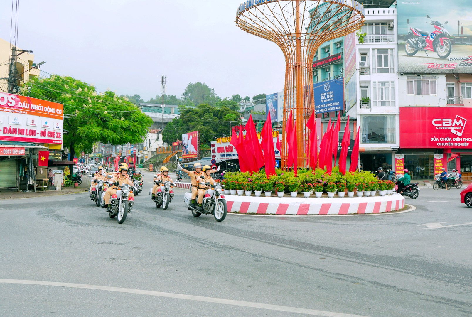 5. Các lực lượng phối hợp diễu hành, biểu dương lực lượng qua các tuyến địa bàn trọng điểm trên địa bàn các phường Thục Phán, Nùng Trí Cao và Tân Giang.JPG