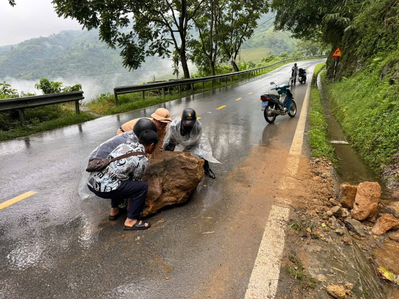 Ảnh. Lực lượng Cảnh sát giao thông phối hợp xử lý sạt lở trên tuyền quốc lộ 4D (2).jpg
