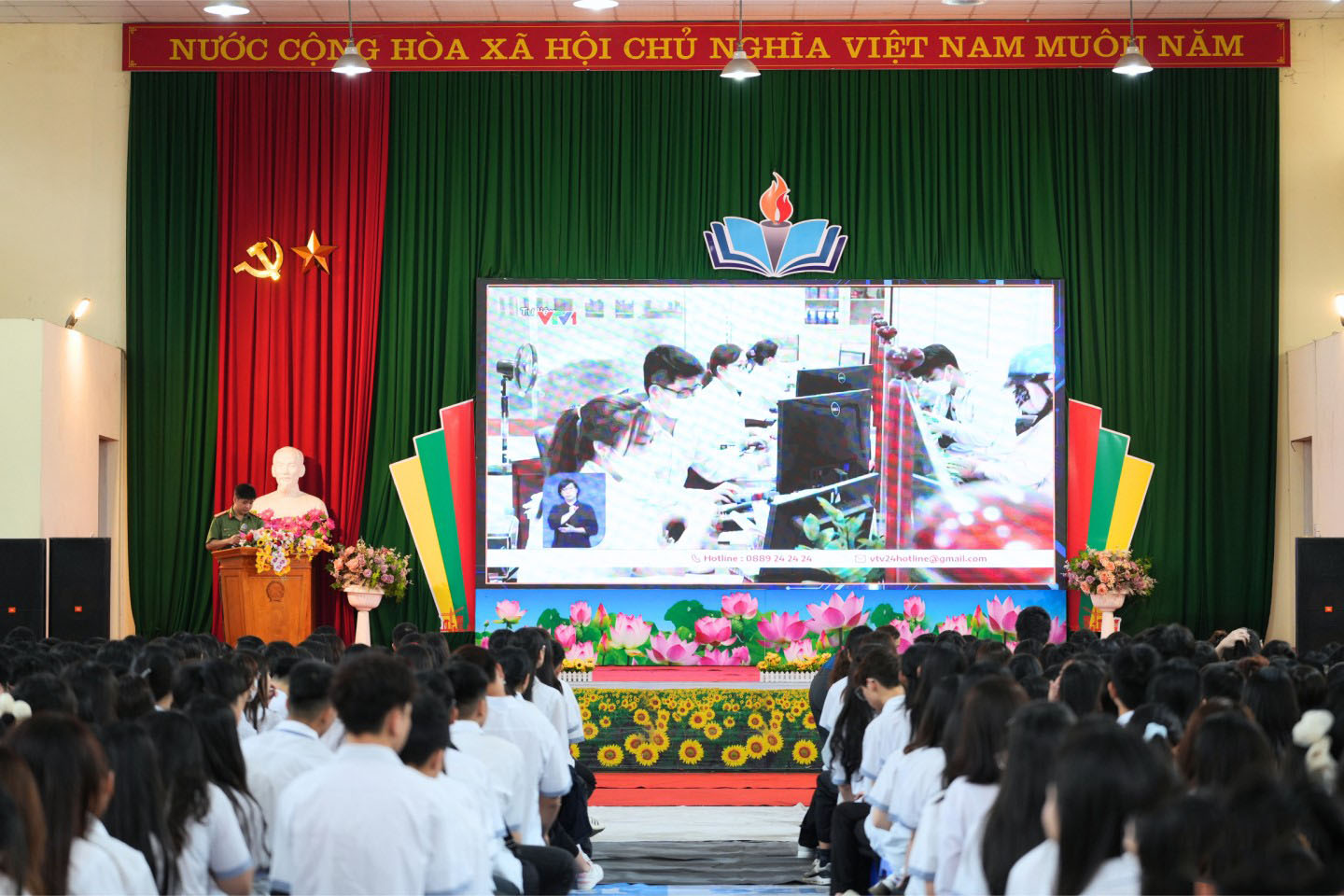 Ảnh 3. Cán bộ, chiến sĩ Công an tỉnh ứng dụng công nghệ thông tin, chuyển đổi số trong công tác tuyên truyền, phổ biến, giáo dục pháp luật.jpg