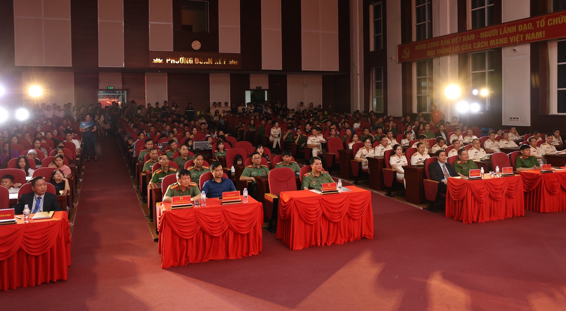 Đại biểu và nhân dân tham dự lễ khai mạc Hội diễn.jpg
