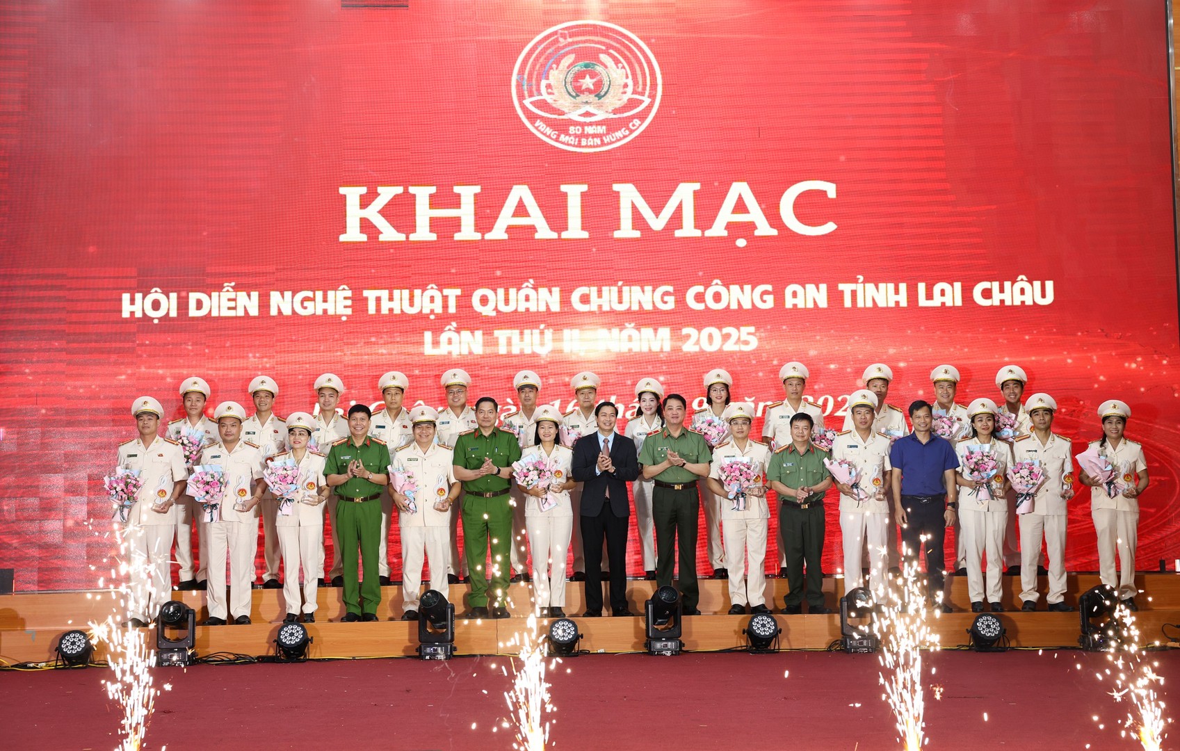 Thiếu tướng Nguyễn Viết Giang, Giám đốc Công an tỉnh và các đại biểu tặng hoa, biểu trưng lưu niệm cho các đoàn nghệ thuật tham gia Hội diễn..jpg