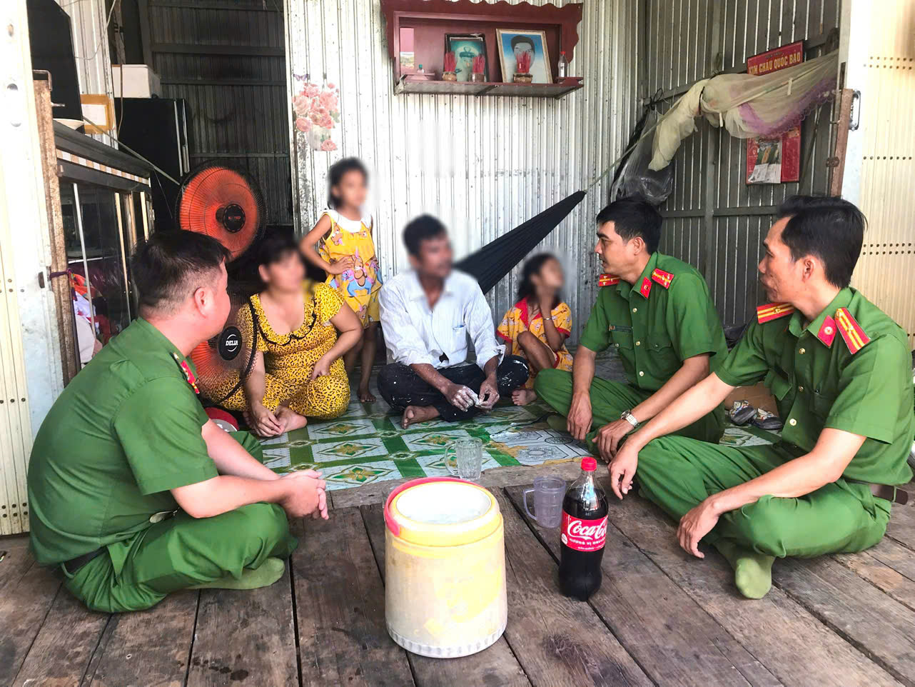 THĂM HỎI, ĐỘNG VIÊN NGƯỜI CHẤP HÀNH XONG ÁN PHẠT TÙ TRỞ VỀ ĐỊA PHƯƠNG.jpg