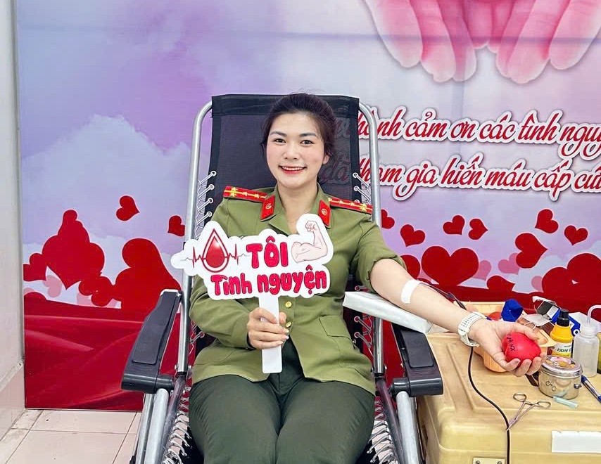 Đại úy Đinh Thị Minh Huyền hiến máu cứu bệnh nhân.jpg