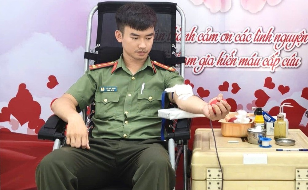 Thượng úy Hứa Đức Trung hiến máu cứu người.jpg