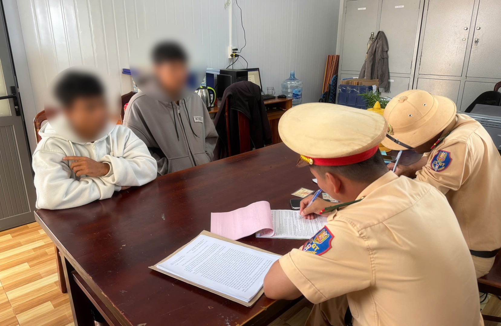 Lực lượng CSGT làm việc với nhóm thanh niên có hành vi đua xe.jpg