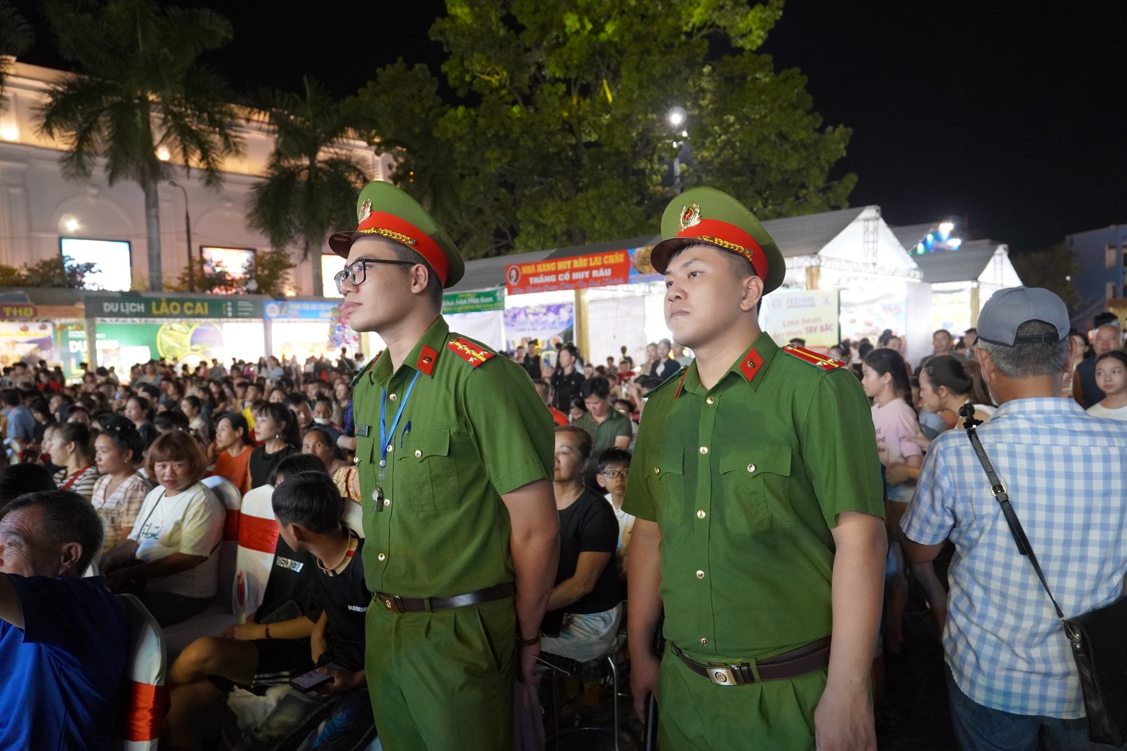 Lực lượng Công an phường Điện Biên Phủ bảo đảm ANTT tại khu vực diễn ra chương trình giao lưu nghệ thuật tại quảng trường 7.5.JPG