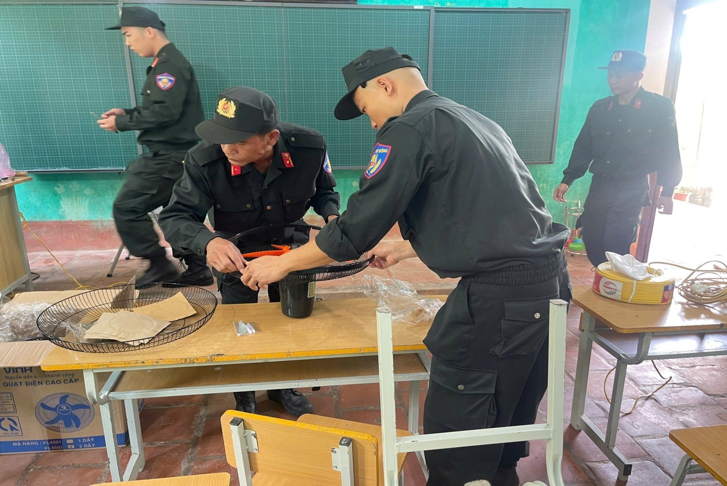 Ảnh 3. Phòng Cảnh sát cơ động trao tặng và lắp đặt 20 chiếc quạt treo tường tại trường tiểu học và trung học cơ sở 3 An Sơn.jpg