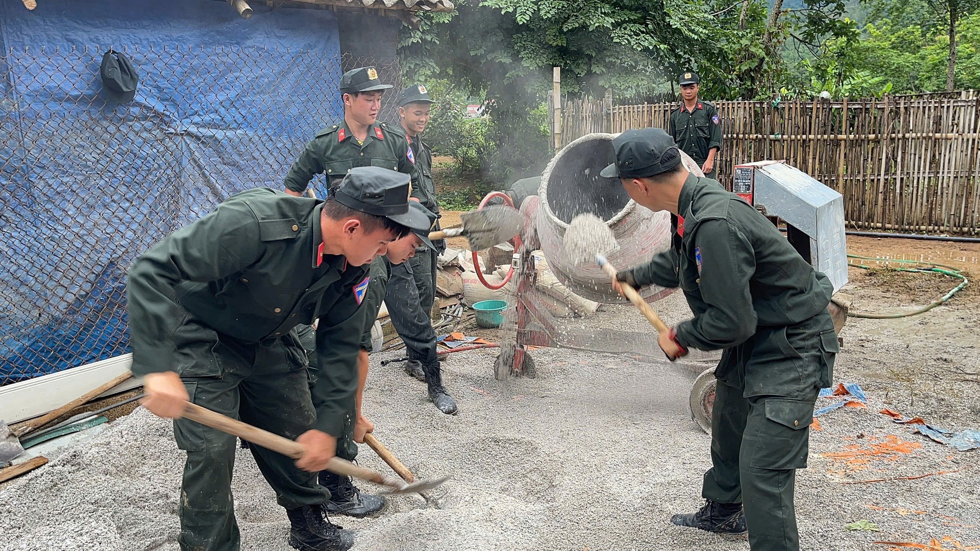 Ảnh 2. Lực lượng Cảnh sát cơ động tham gia đổ mới 100m đường bê tông tại thôn Nà Lộc, xã Văn Quan.jpg