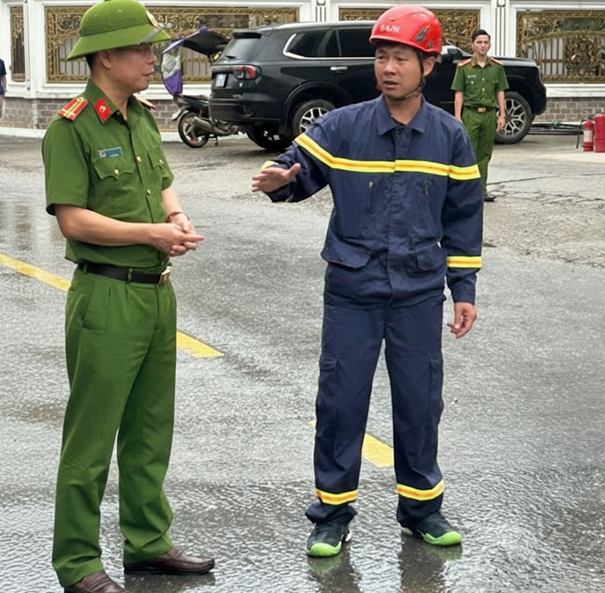 Đại tá Khoàng Văn Thương, Phó Giám đốc Công an tỉnh trực tiếp chỉ đạo công tác chữa cháy tại hiện trường.png