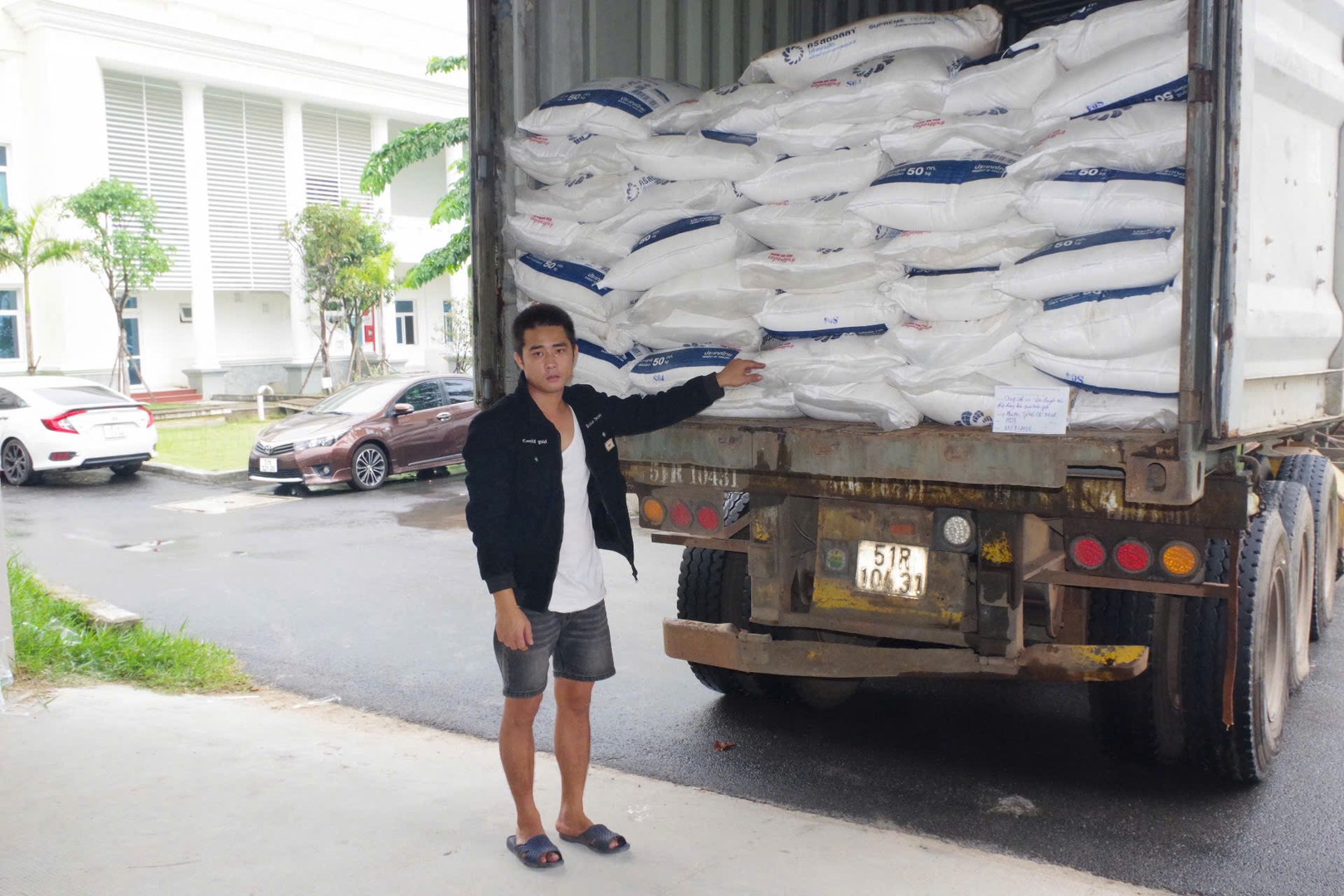 Ảnh 1 - vận chuyển trái phép 40 tấn đường cát.jpg