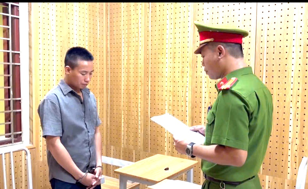 Cơ quan CSĐT Công an tỉnh Bắc Ninh đọc quyết định khởi tố bị can và lệnh tạm giam đối với Trịnh Đình Luân.jpg
