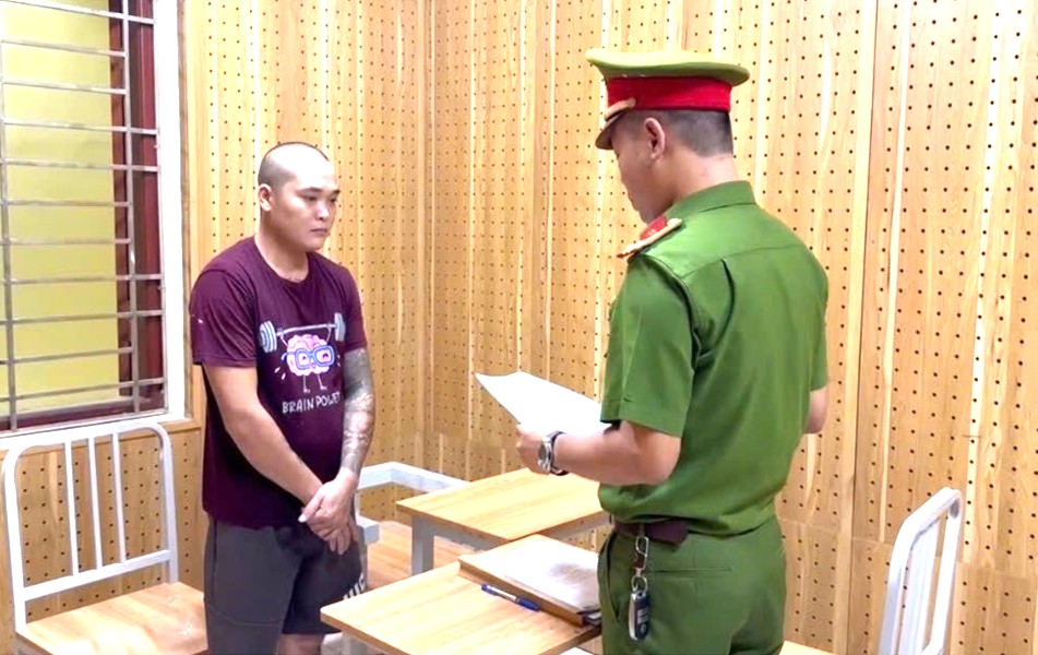 Cơ quan CSĐT Công an tỉnh Bắc Ninh đọc quyết định khởi tố bị can, lệnh tạm giam đối với Triệu Xuân Tiến.jpg