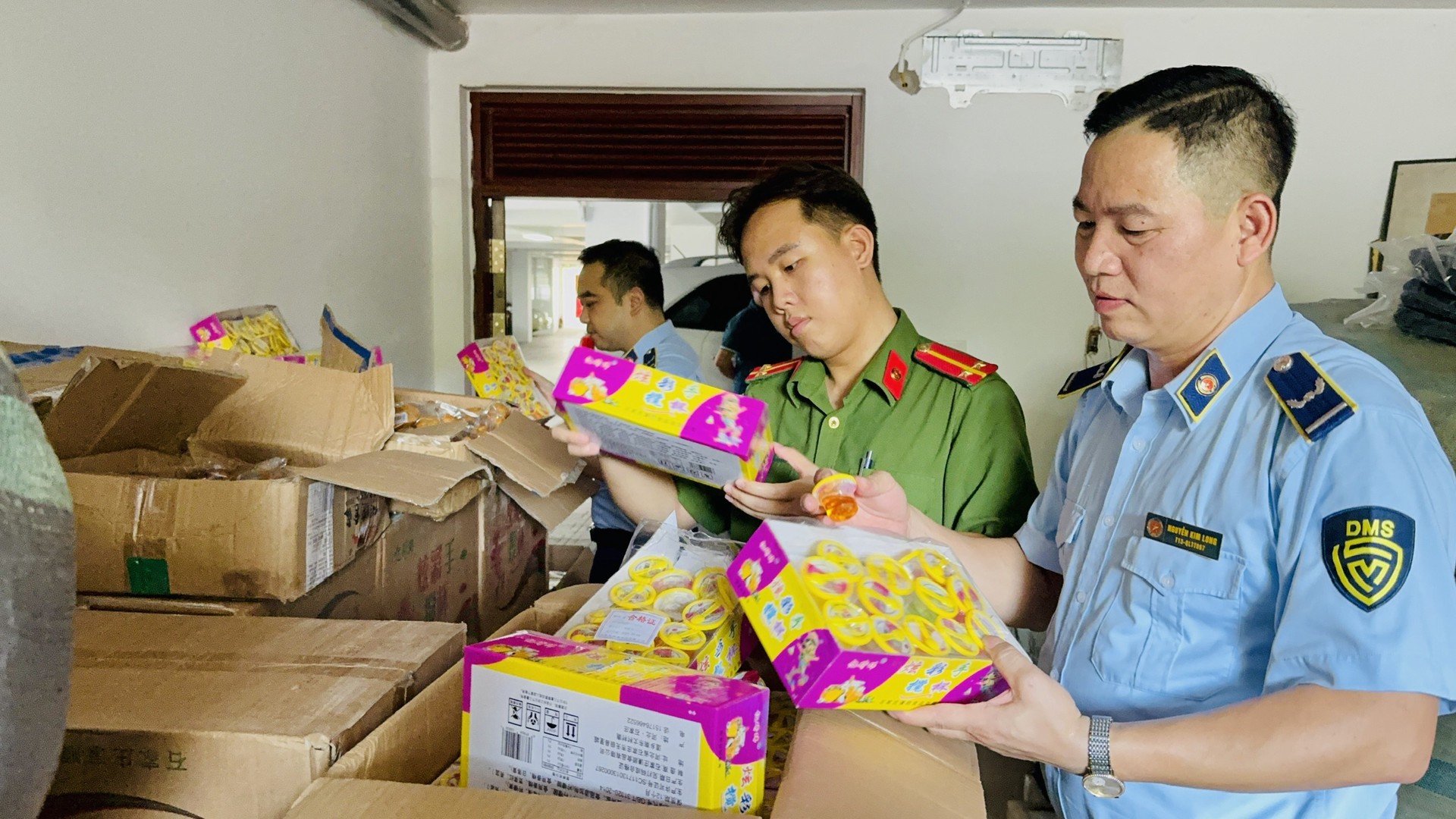 Ảnh 1. Các lực lượng kiểm tra  nguồn gốc xuất xứcác sản phẩm trong kô hàng kẹo  (3).jpg