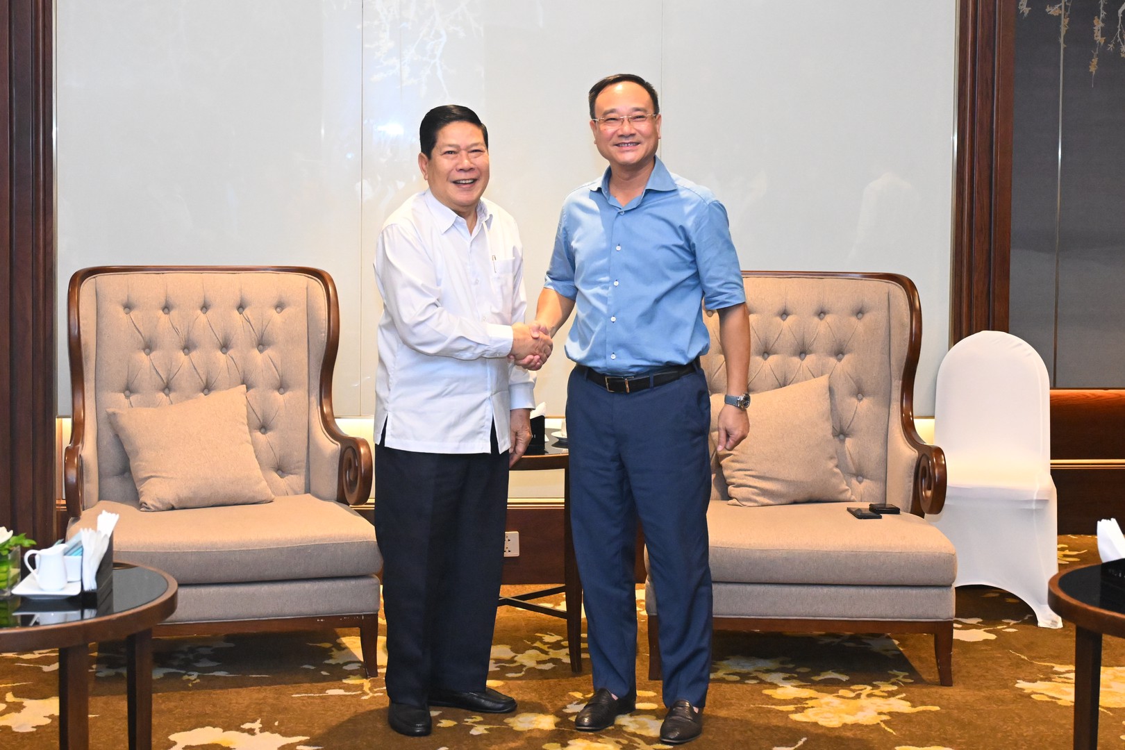 bắt tay.jpg