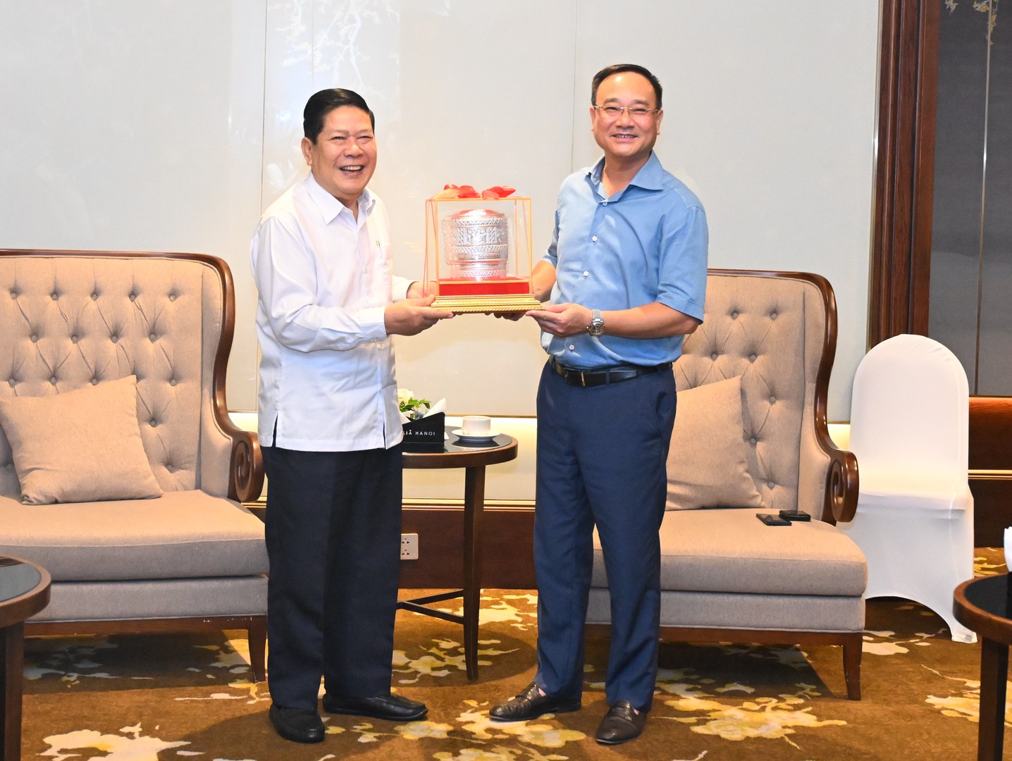 Lào tặng quà.jpg