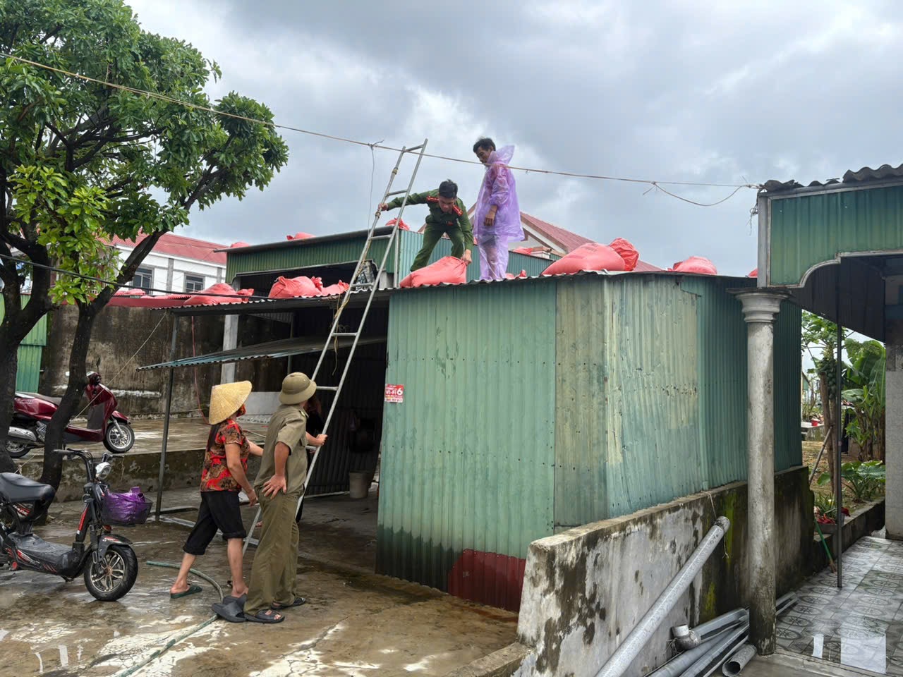 Chèn, chống nhà cữa giúp nhân dân .JPG