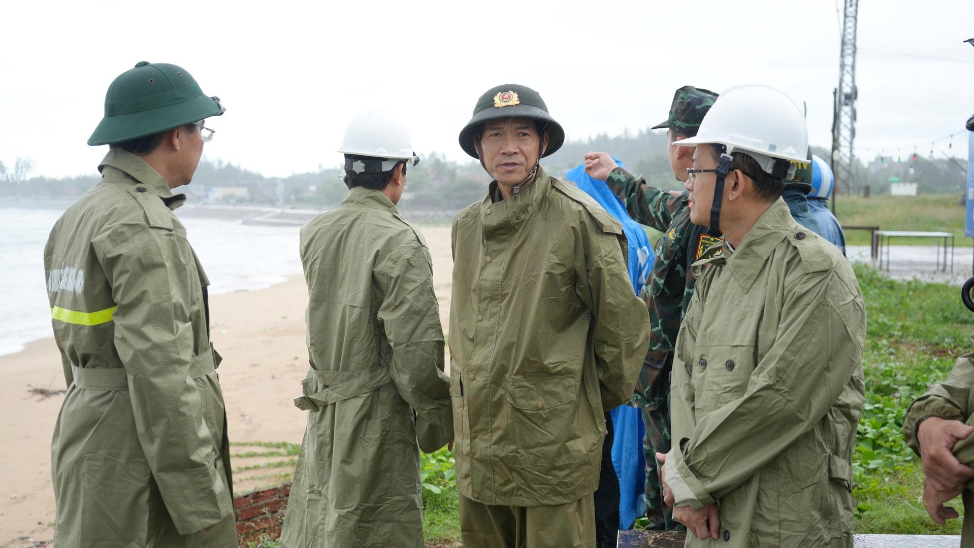 lãnh đạo Công an tỉnh kiểm tra công tác ứng phó bão.jpg