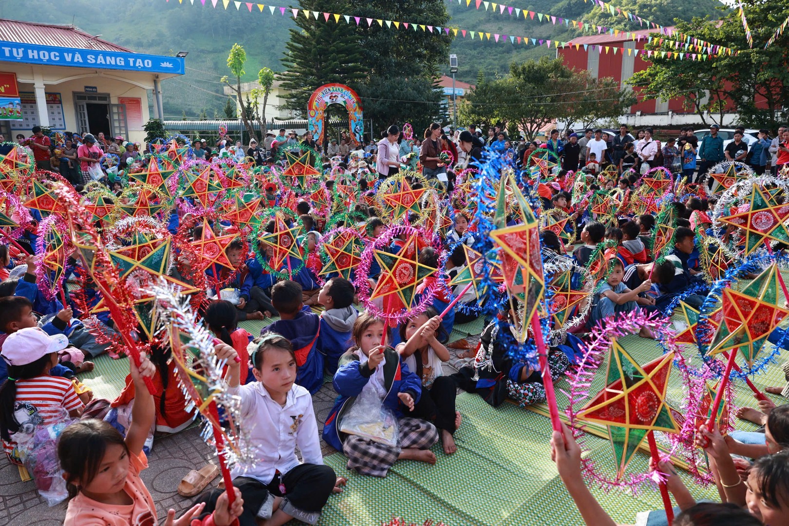 Toàn cảnh buổi trao quà.jpg