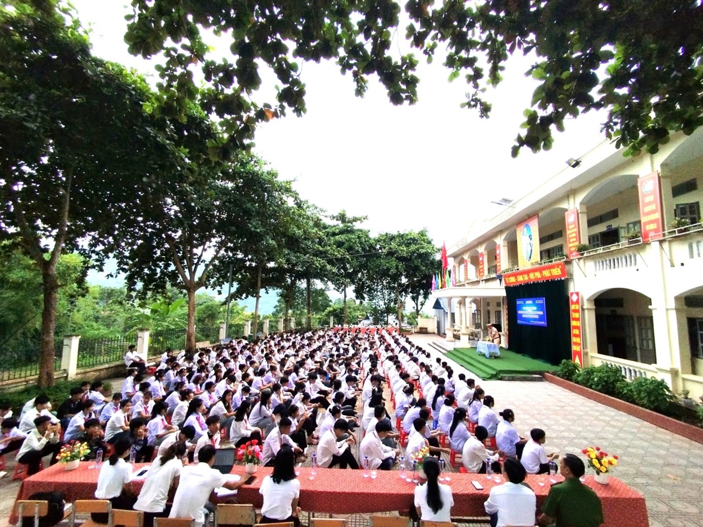 Toàn cảnh buổi tuyên truyền pháp luật tại trường Trung học cơ sở Nong Hẻo.jpg