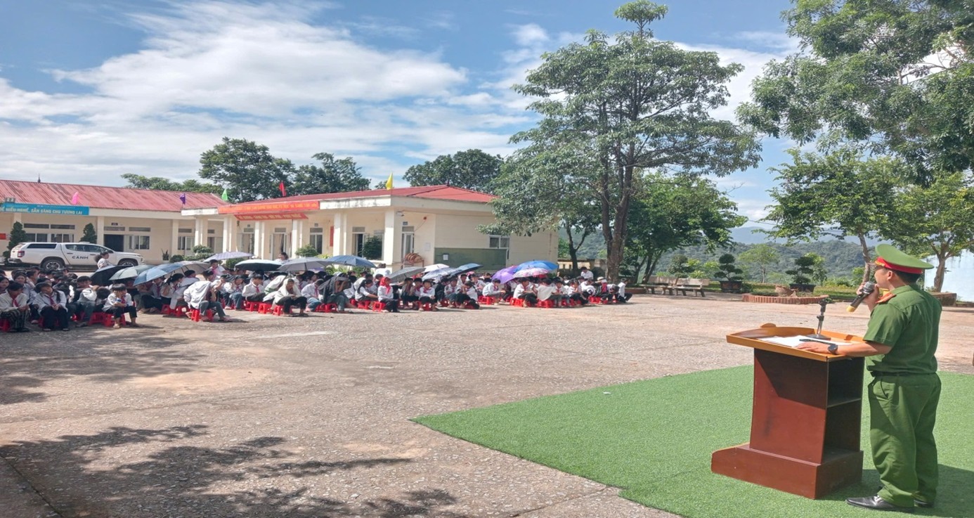 Công an xã Pu Sam Cáp tuyên truyền về phòng, chống bạo lực học đường.jpg