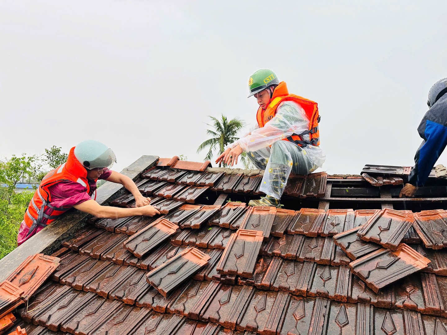 Công an xã Hồng Lộc giúp các gia đinh bị tốc mai sớm ổn định cuộc sống.JPG