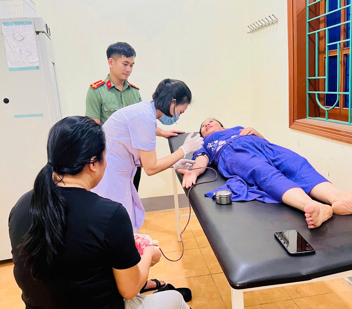 Chị Tuyết và chị Lương tham gia hiến máu.jpg