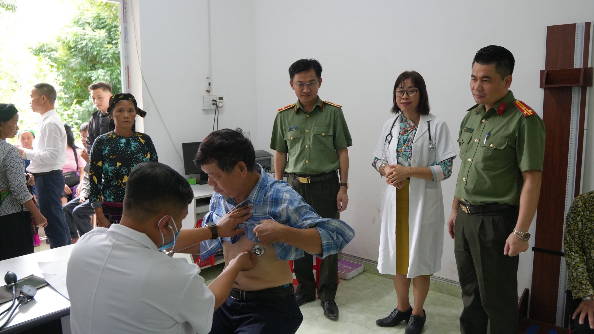 1. Phòng khám đa khoa Medlab khám bệnh, phát thuốc miễn phí cho người dân trên địa bàn xã Quảng Lâm.JPG