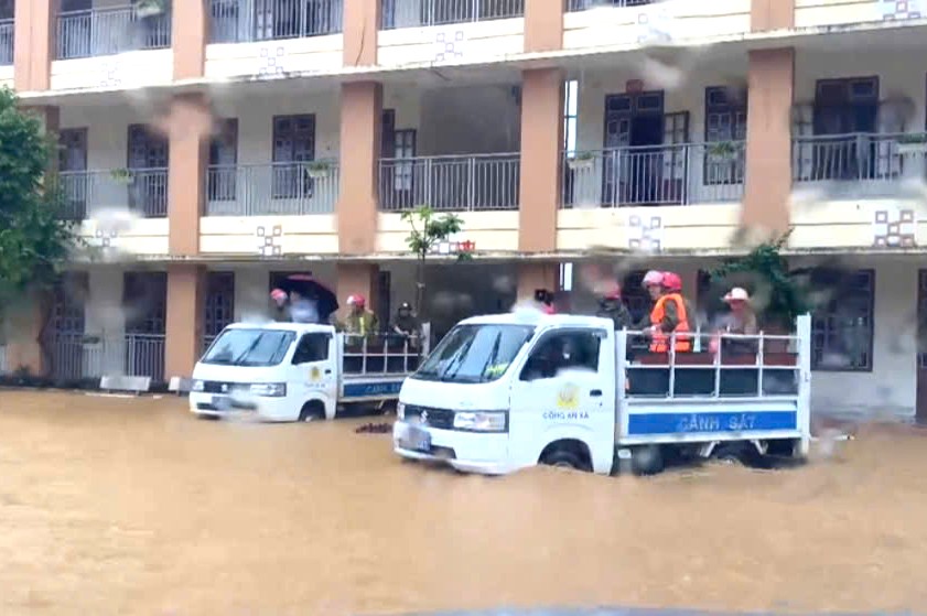 gen-n-Luc-luong-Cong-an-xa-Van-Ho-ho-tro-thay-va-tro-Truong-Tieu-hoc.-THCS.-Truong-Trung-tam-giao-duc-thuong-xuyen-di-chuyen-ra-khu-vuc-an-toan.jpg