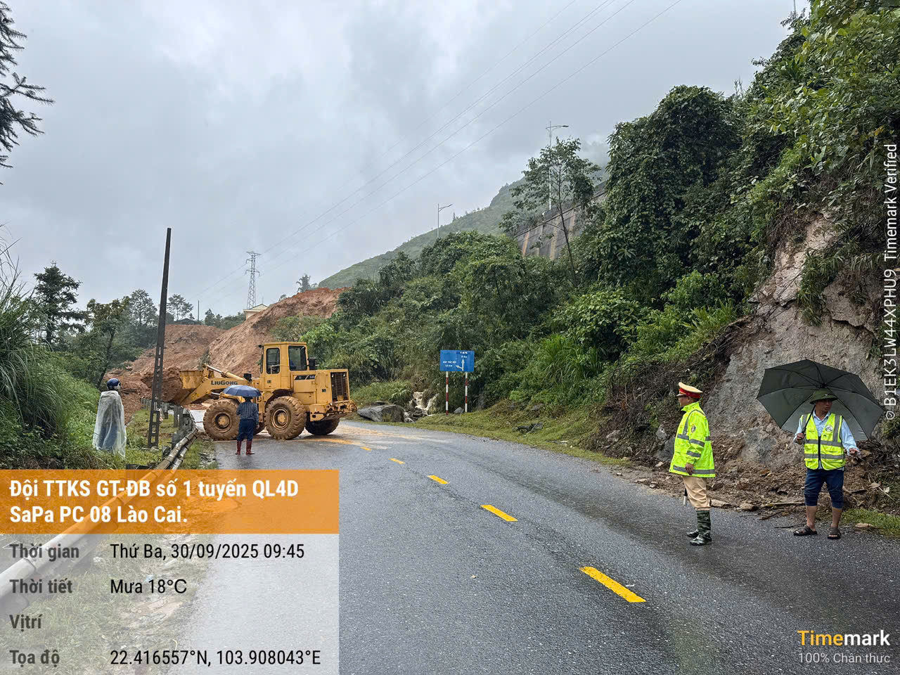 Tại KM120 Lực lượng Công an và công ty cổ phần đường bộ Lào Cai đang nỗ lực thông tuyến.jpg