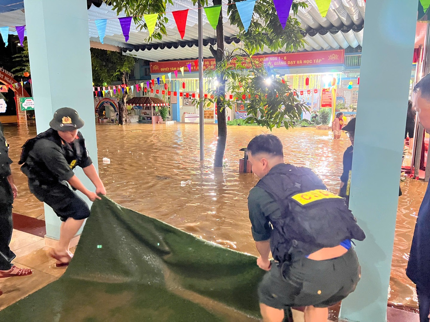 2. Lực lượng Cảnh sát cơ động hỗ trợ các trường học trên địa bàn Thục Phán di dời tài sản lên cao.jpg
