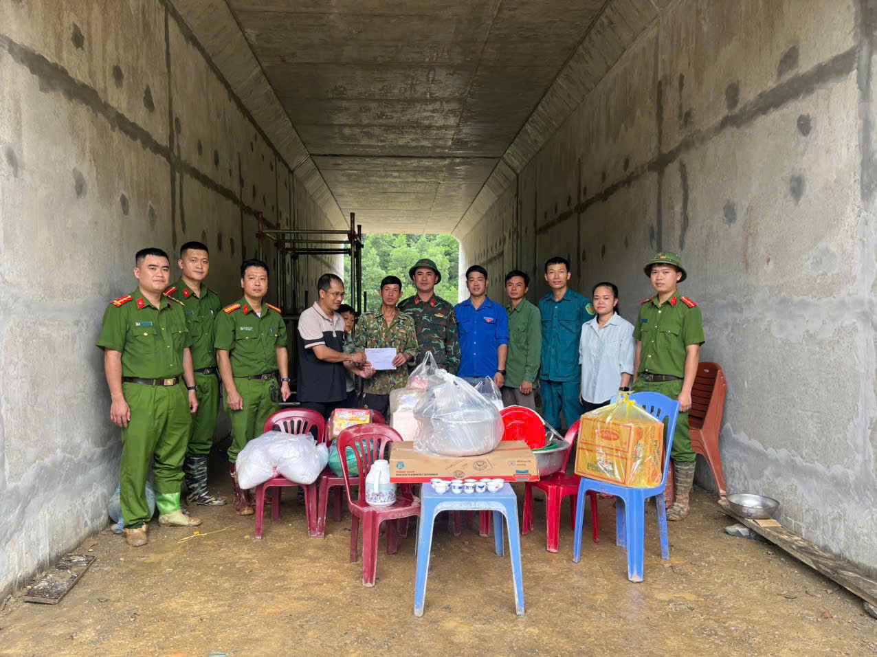 Ảnh 8. Công an xã Nhân Lý hỗ trợ đồ dung sinh hoạt cho hộ dân bị ảnh hưởng do cơn bão số 10.jpg
