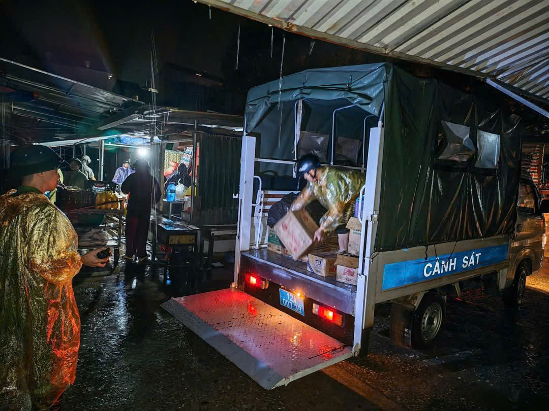 Ảnh 5. Công an xã Na Sầm hỗ trợ Nhân dân di dời tài sản đến nơi an toàn.jpg