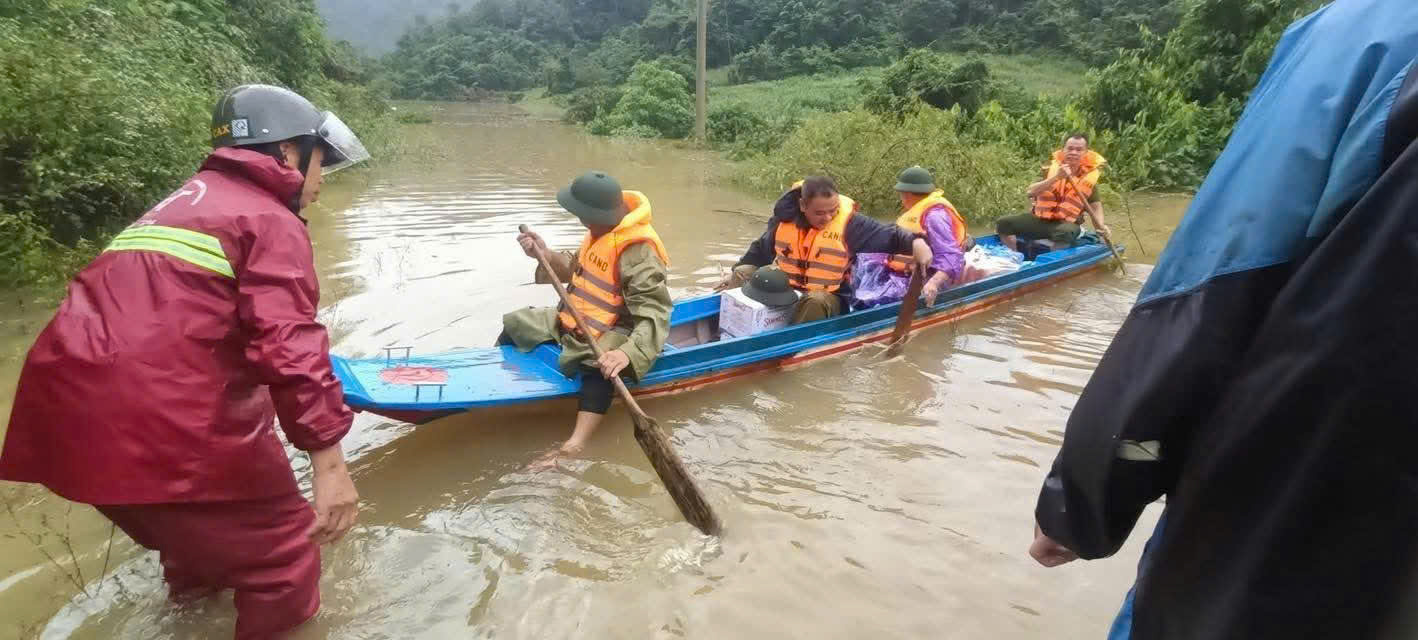 Ảnh 7. Công an xã Tân Văn tiếp tế lương thực cho các hộ dân bị nước lũ cô lập.jpg