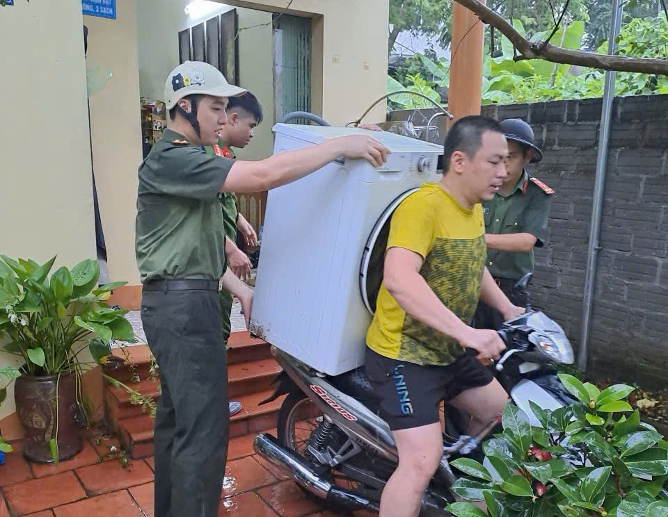 Ảnh 2. Công an xã Chi Lăng hỗ trợ Nhân dân di dời tài sản đến nơi an toàn.jpg