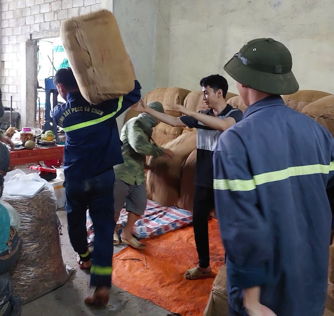 Ảnh 3. Phòng Cảnh sát PCCC và CNCH phối hợp hỗ trợ nhiều hộ dân di dời hơn 5 tấn lá thuốc lá sấy khô đến nơi an toàn.jpg