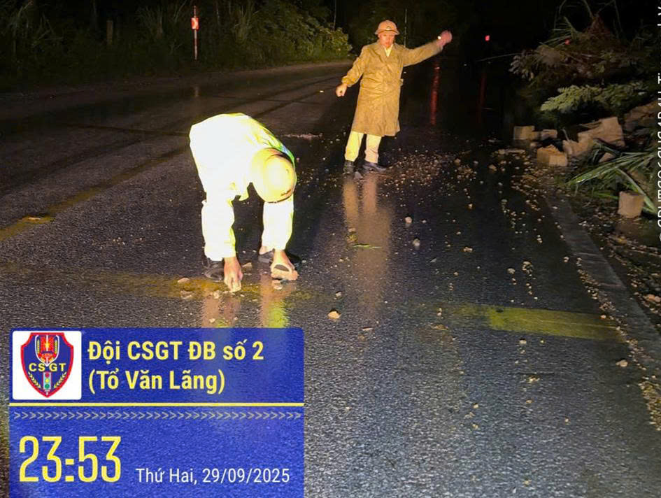 Ảnh 6. CSGT xử lý chướng ngại vật, cảnh báo người dân tại xã Văn Lãng.jpg