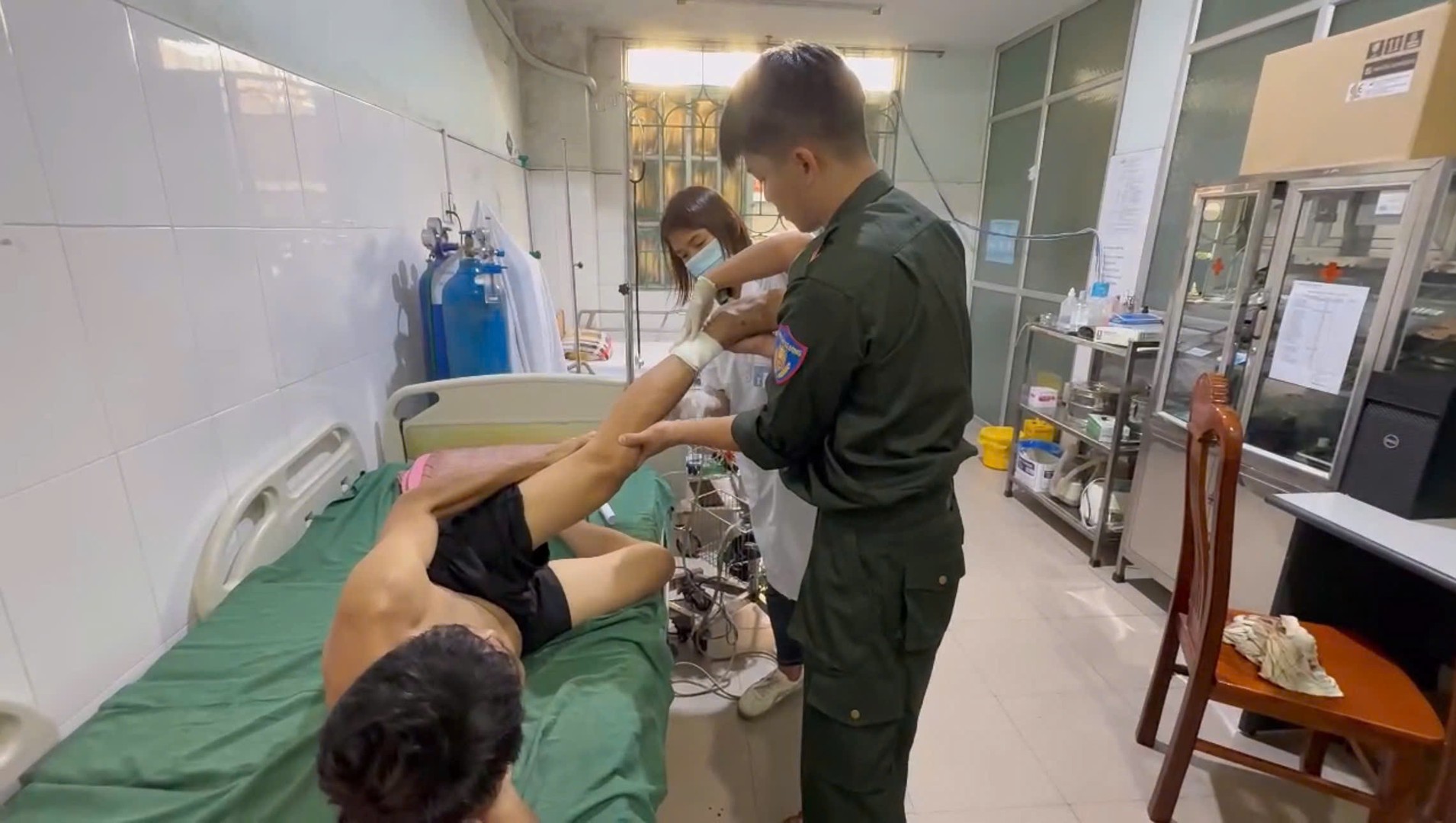 Người dân bị thương được tiếp nhận, điều trị ban đầu tại cơ sở y tế phường Thục Phán.jpg