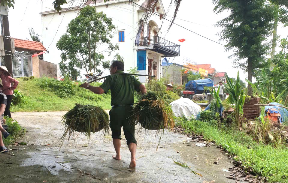 Công an xã Xuân Cẩm giúp nhân dân thu hoạch lúa.jpg
