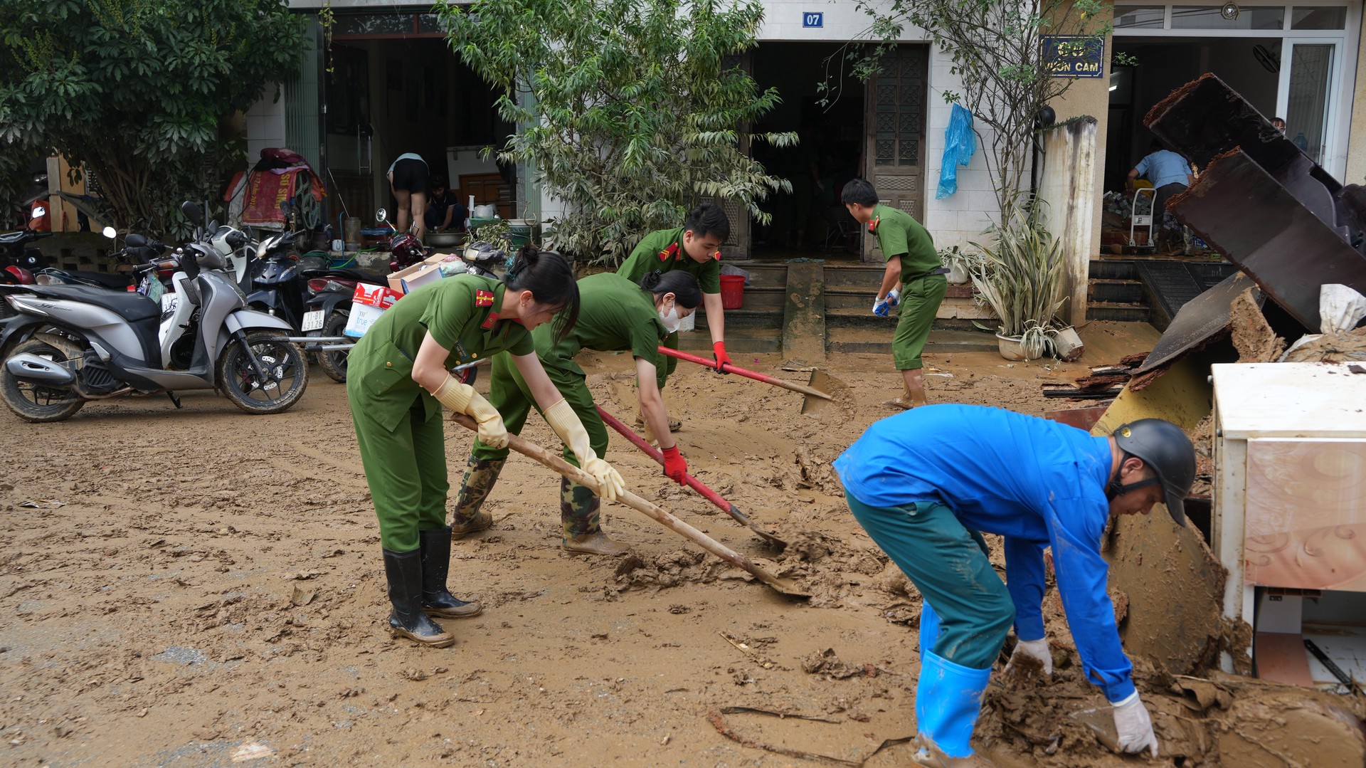 Ảnh 8, 9, 10. Đoàn viên, thanh niên Công an tỉnh hỗ trợ nhân dân dọn rác tại khu vực quanh sân vận động phường Thục Phán.JPG