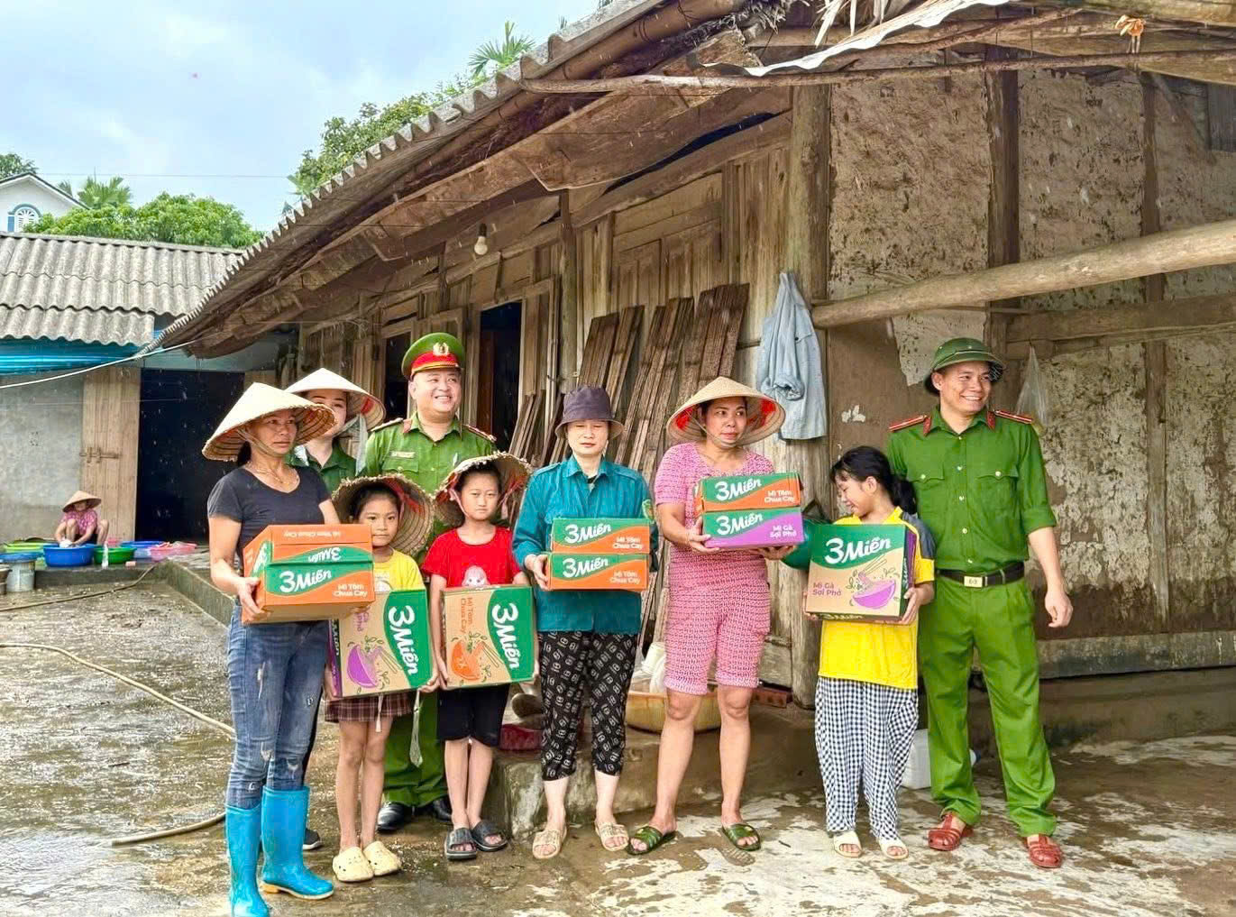 Ảnh 2. Công an xã Đông Cuông tặng nhu yếu phẩm cho những gia đình bị ảnh hưởng trong bão lũ.jpg