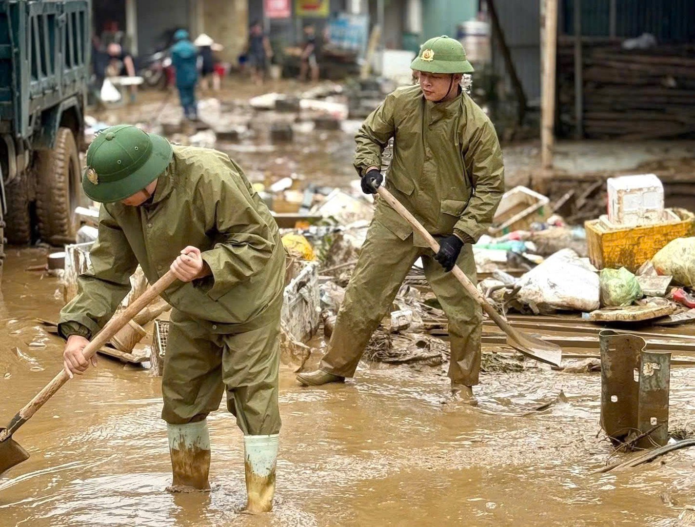 Ảnh 1. Công an xã Đông Cuông giúp người dân dọn dẹp sau bão lũ  (1).jpg