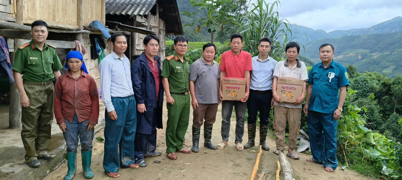 Ảnh 3. Công an xã Bản Liền phối hợp tặng quà cho các hộ dân phải di dời.jpg