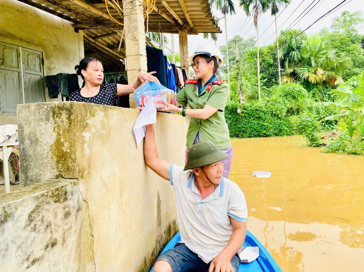Ảnh 4. Công an phường Âu Lâu tiếp tế thực phẩm cho những gia đình tại vùng ngập lụt (1).jpg