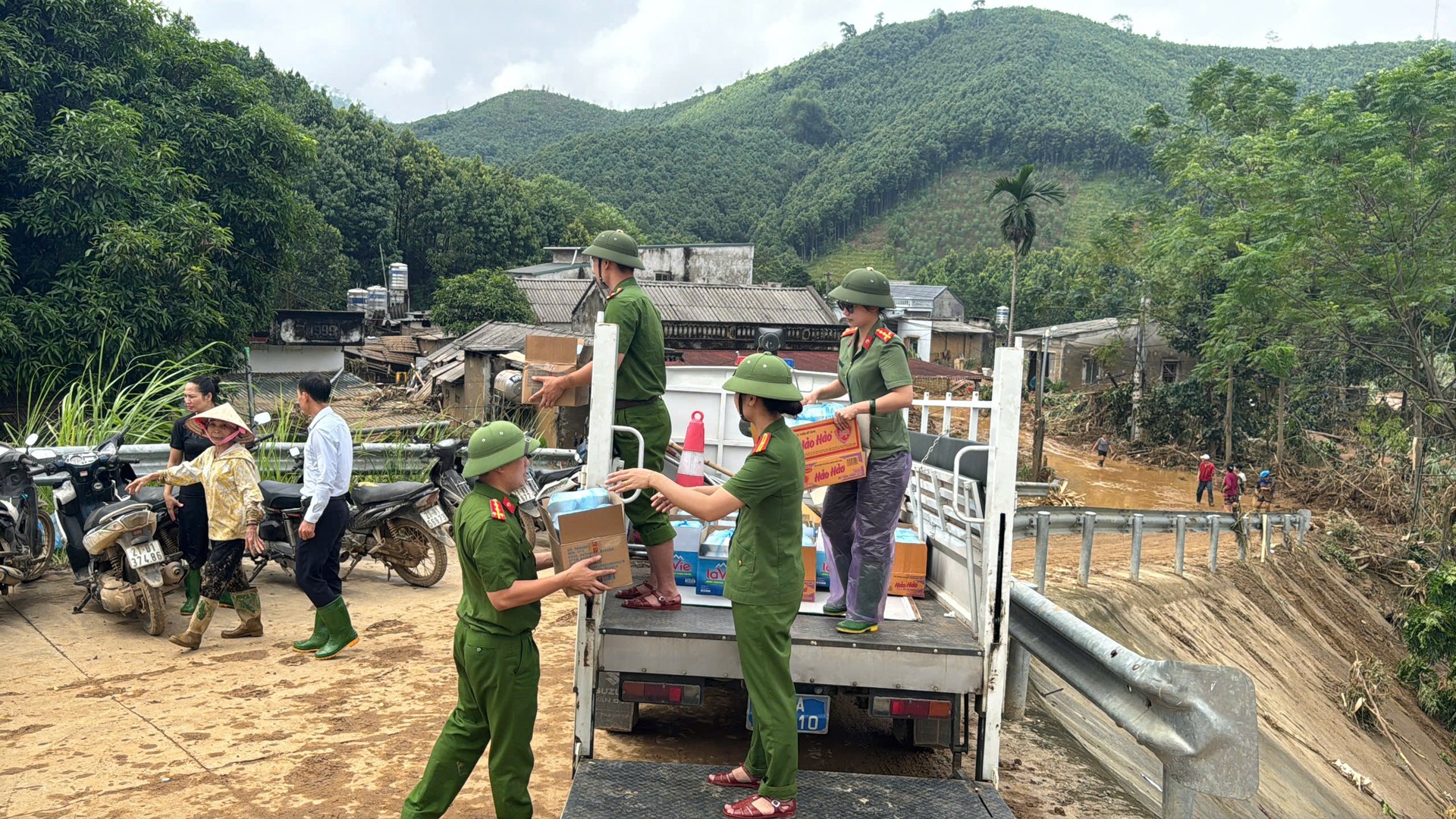Ảnh 4. Công an phường Âu Lâu tiếp tế thực phẩm cho những gia đình tại vùng ngập lụt (2).jpg