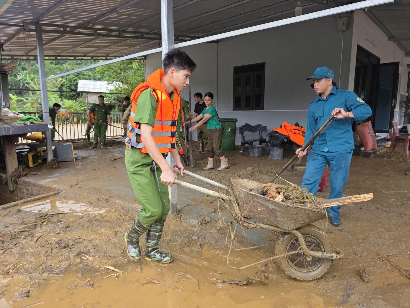 Ảnh 6. Một số hình ảnh Công an các xã hỗ trợ giúp đỡ người dân sau khi bão số 10 đi qua (6).jpg