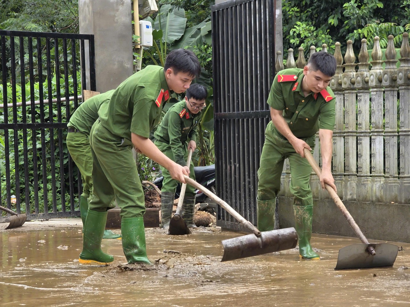 Ảnh 6. Một số hình ảnh Công an các xã hỗ trợ giúp đỡ người dân sau khi bão số 10 đi qua (7).jpg